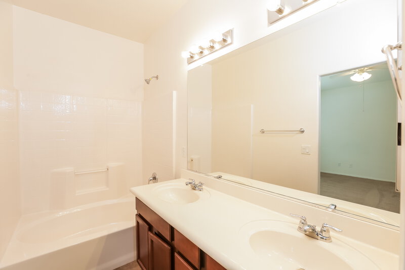 2,095/Mo, 4945 W Fawn Dr Laveen, AZ 85339 Main Bathroom View