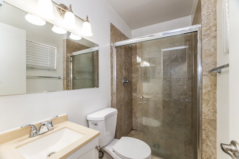 1,990/Mo, 1417 E Irwin Ave Phoenix, AZ 85042 Main Bathroom View