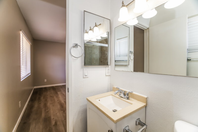 1,990/Mo, 1417 E Irwin Ave Phoenix, AZ 85042 Main Bathroom View 2