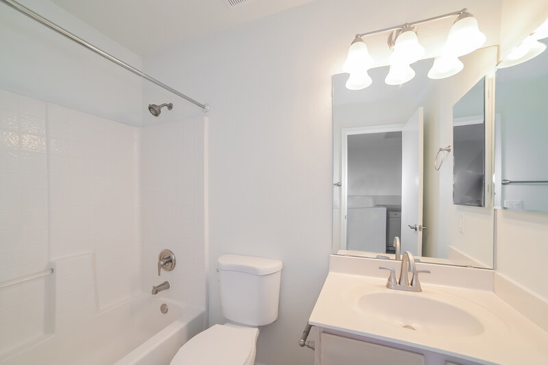 2,690/Mo, 3929 E Wescott Dr Phoenix, AZ 85050 Bathroom View 2