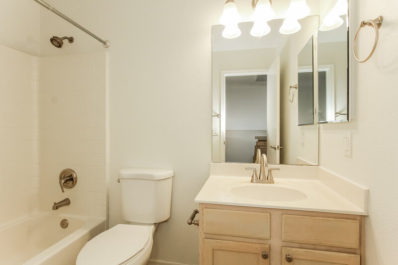 2,480/Mo, 3929 E Wescott Dr Phoenix, AZ 85050 Bathroom View