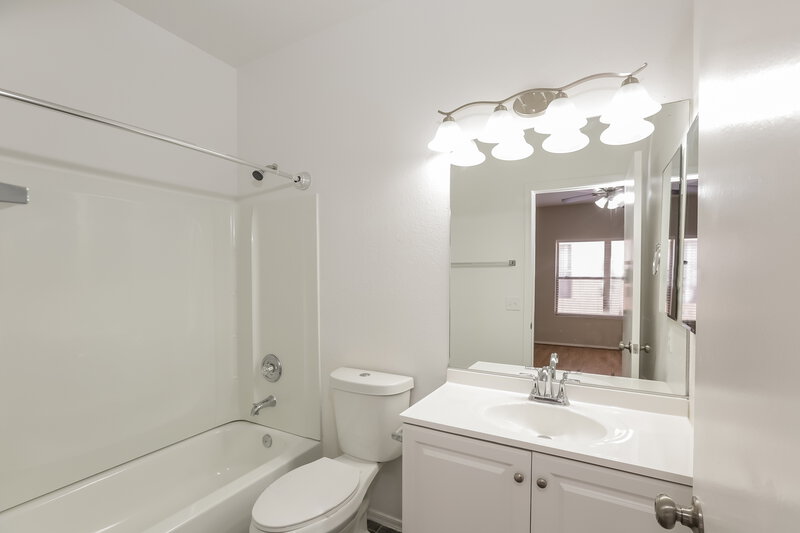2,405/Mo, 5216 E Flower Ave Mesa, AZ 85206 Bathroom View 2