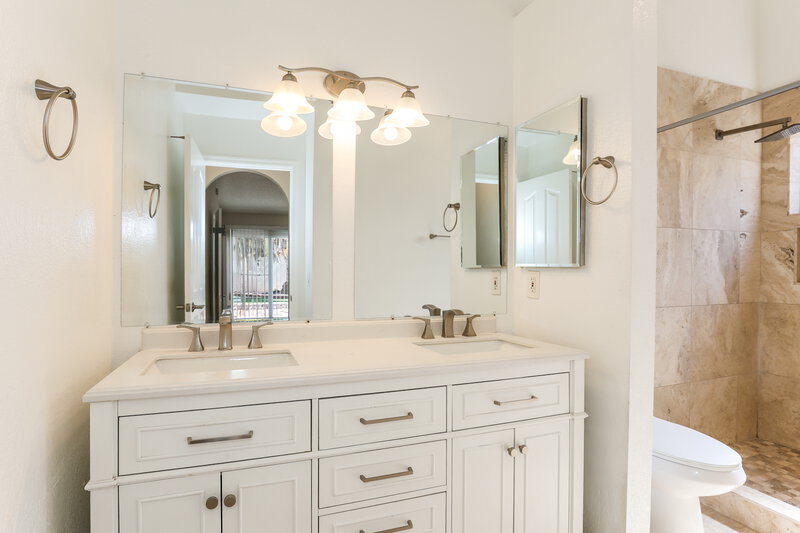2,225/Mo, 4452 E Wildwood Dr Phoenix, AZ 85048 Main Bathroom View