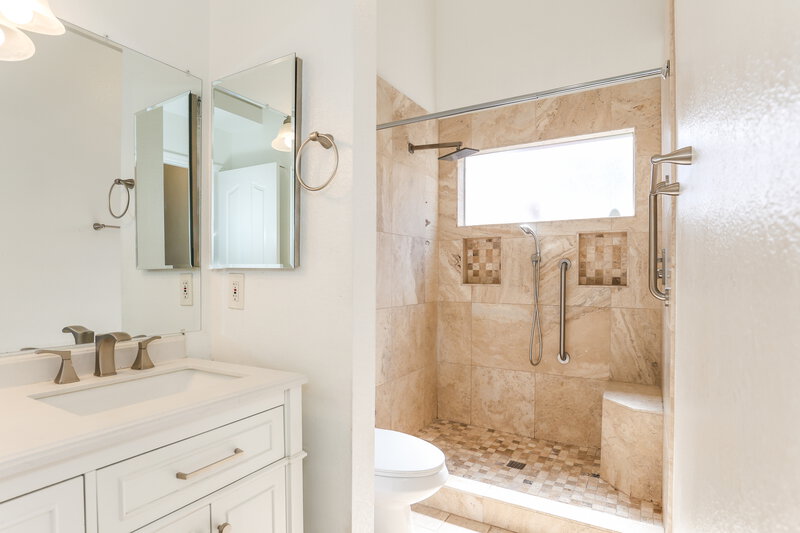 2,225/Mo, 4452 E Wildwood Dr Phoenix, AZ 85048 Main Bathroom View 2