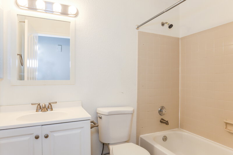2,225/Mo, 4452 E Wildwood Dr Phoenix, AZ 85048 Bathroom View