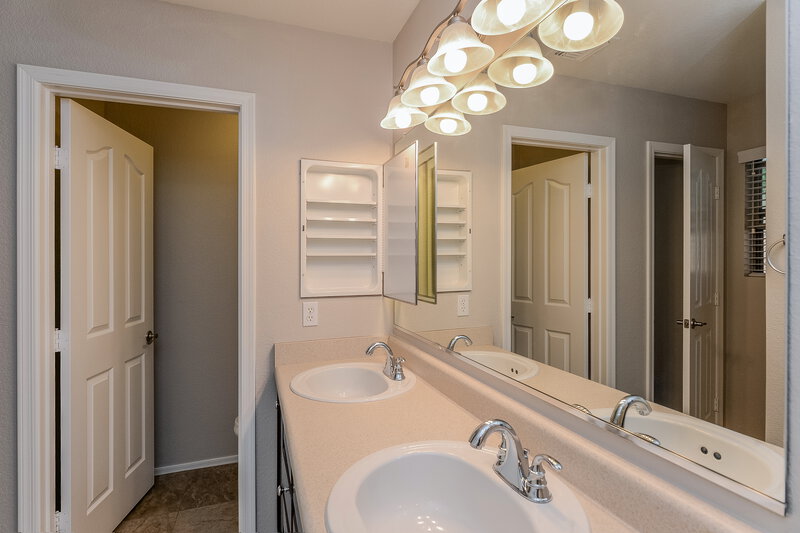 2,035/Mo, 2115 S Luther Mesa, AZ 85209 Main Bathroom View