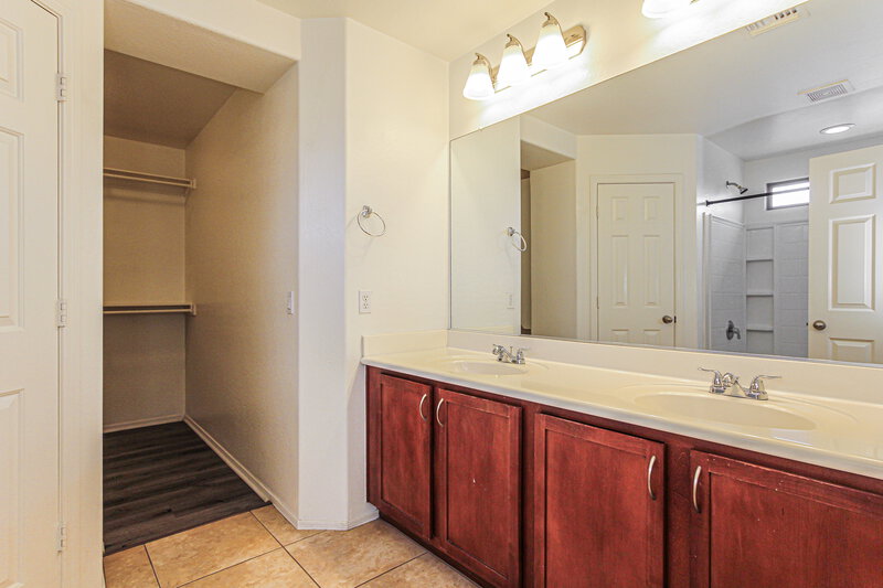 2,365/Mo, 5206 W Glass Ln Laveen, AZ 85339 Main Bathroom View