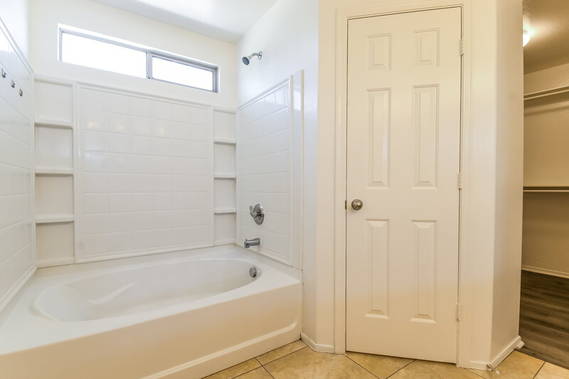 2,275/Mo, 5206 W Glass Ln Laveen, AZ 85339 Bathroom View 2