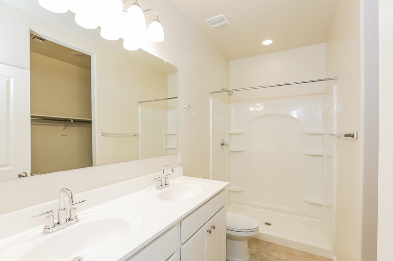2,170/Mo, 7823 W Riverside Ave Phoenix, AZ 85043 Main Bathroom View