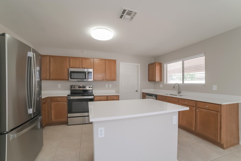 2,215/Mo, 4026 E Tether Trl Phoenix, AZ 85050 Kitchen View