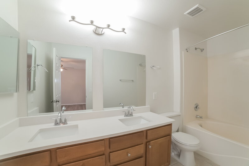 2,215/Mo, 4026 E Tether Trl Phoenix, AZ 85050 Main Bathroom View