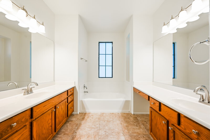 2,270/Mo, 2362 W Sleepy Ranch Rd Phoenix, AZ 85085 Main Bathroom View
