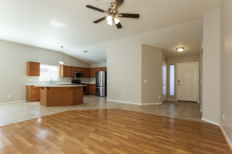 2,095/Mo, 2125 E Danbury Rd Phoenix, AZ 85022 Living Room View 2