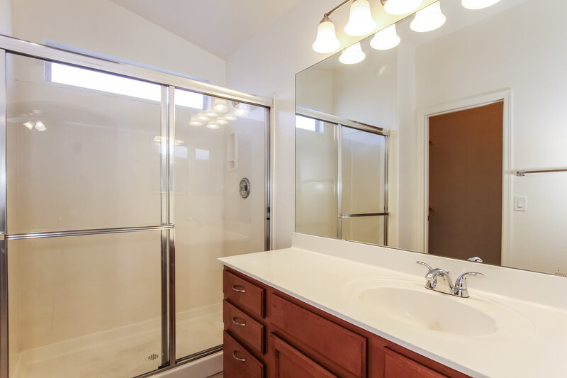 2,095/Mo, 2125 E Danbury Rd Phoenix, AZ 85022 Main Bathroom View