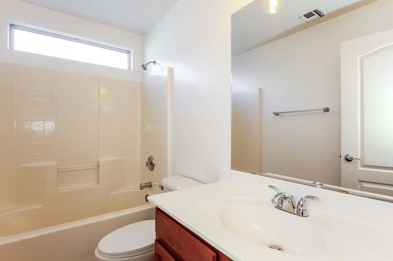 2,095/Mo, 2125 E Danbury Rd Phoenix, AZ 85022 Bathroom View