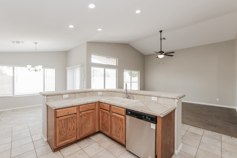 2,595/Mo, 20810 N 74th Ln Glendale, AZ 85308 Kitchen View