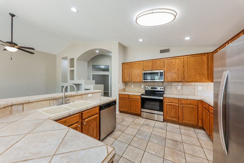 2,530/Mo, 20810 N 74th Ln Glendale, AZ 85308 Kitchen View