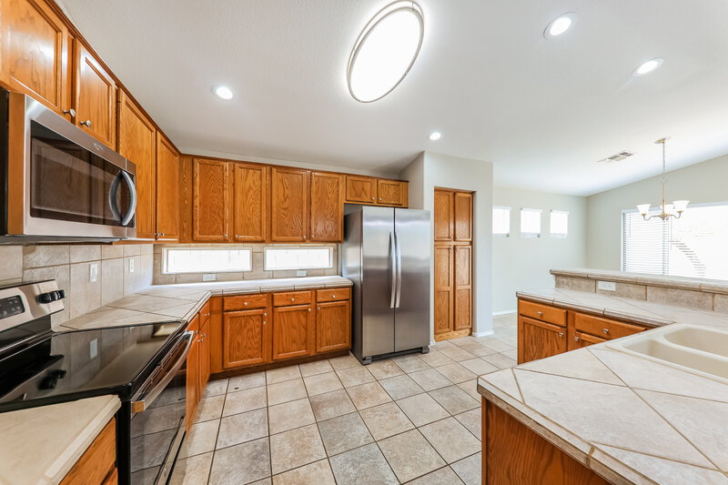 2,530/Mo, 20810 N 74th Ln Glendale, AZ 85308 Kitchen View 2