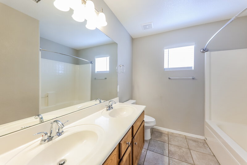 2,530/Mo, 20810 N 74th Ln Glendale, AZ 85308 Bathroom View