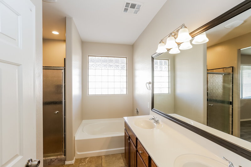2,115/Mo, 7210 W St Charles Ave Laveen, AZ 85339 Main Bathroom View