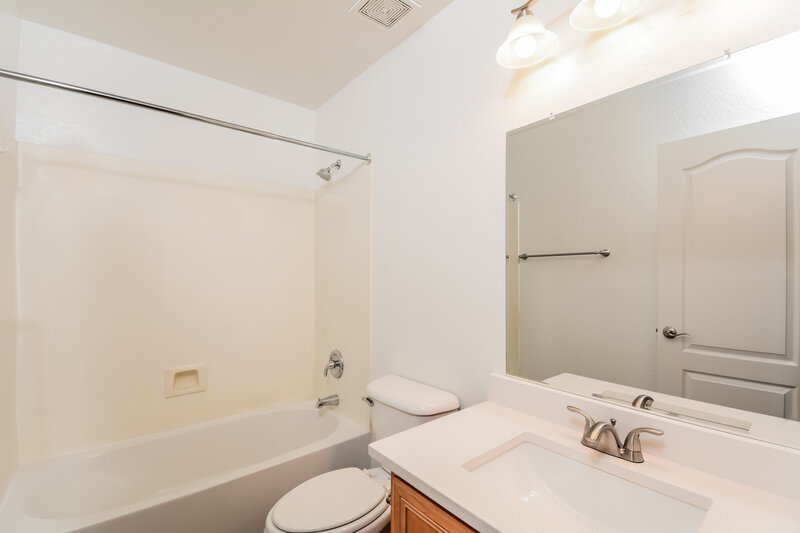 1,760/Mo, 14816 N El Frio St El Mirage, AZ 85335 Main Bathroom View