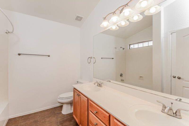 1,760/Mo, 14816 N El Frio St El Mirage, AZ 85335 Main Bathroom View 2