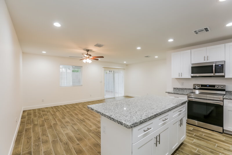 2,820/Mo, 5919 S 12th Ln Phoenix, AZ 85041 Kitchen View