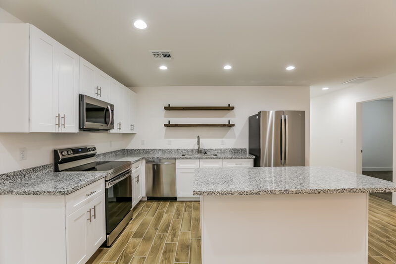 2,820/Mo, 5919 S 12th Ln Phoenix, AZ 85041 Kitchen View 3