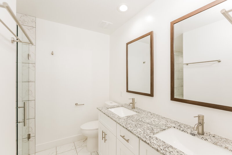2,820/Mo, 5919 S 12th Ln Phoenix, AZ 85041 Main Bathroom View
