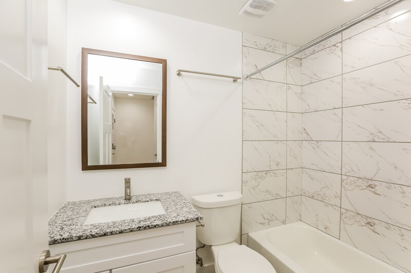 2,820/Mo, 5919 S 12th Ln Phoenix, AZ 85041 Bathroom View
