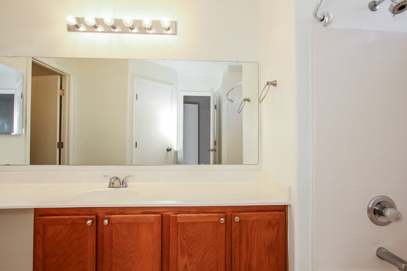 2,170/Mo, 1376 S Boulder St Unit B Gilbert, AZ 85296 Main Bathroom View