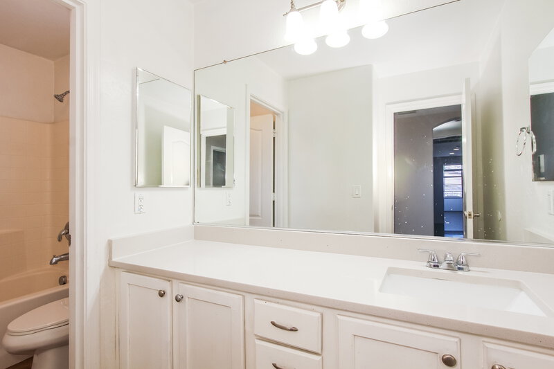 2,620/Mo, 5305 W Novak Way Laveen, AZ 85339 Main Bathroom View