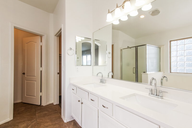 2,620/Mo, 5305 W Novak Way Laveen, AZ 85339 Main Bathroom View 2