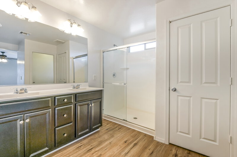 2,455/Mo, 825 S Swallow Ln Gilbert, AZ 85296 Main Bathroom View