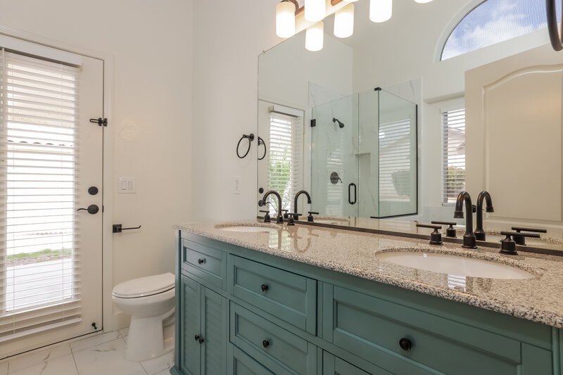 2,165/Mo, 9578 W Irma Ln Peoria, AZ 85382 Main Bathroom View