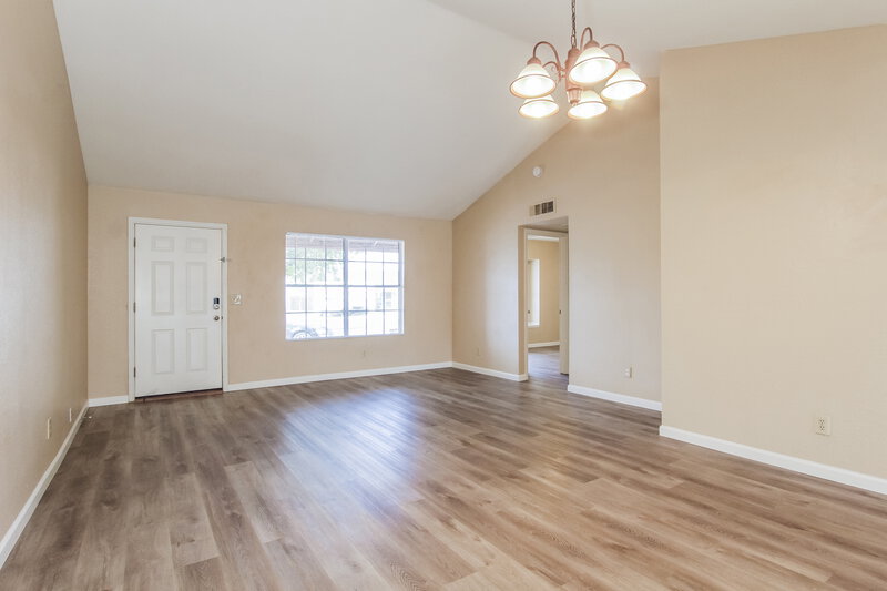 2,015/Mo, 19643 N 12th Pl Phoenix, AZ 85024 Living Room View