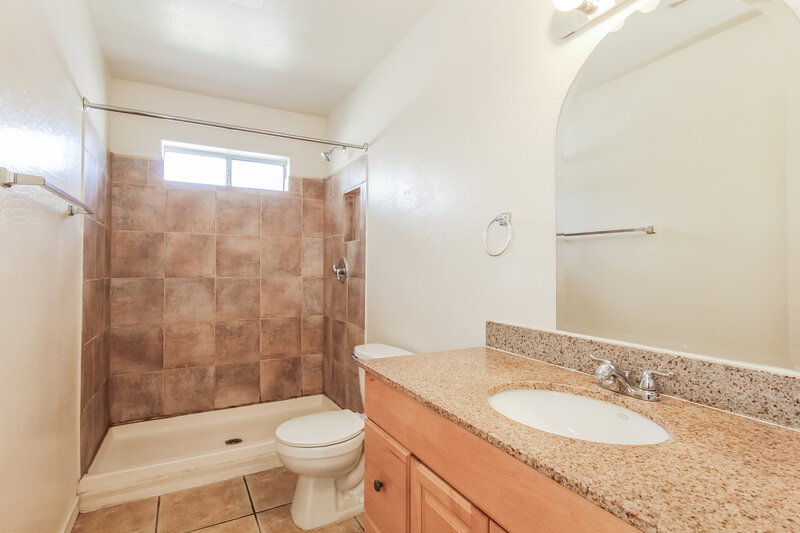 2,015/Mo, 19643 N 12th Pl Phoenix, AZ 85024 Main Bathroom View