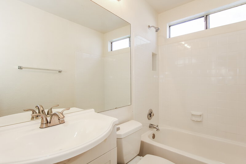 2,015/Mo, 19643 N 12th Pl Phoenix, AZ 85024 Bathroom View