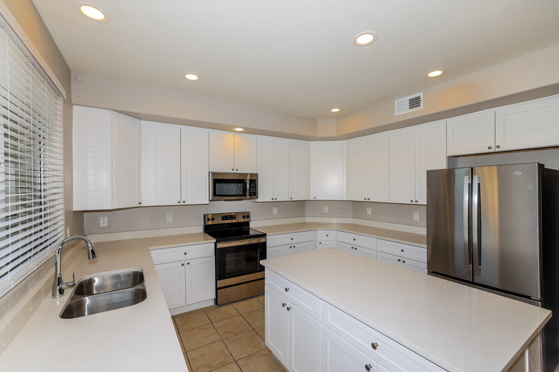 2,740/Mo, 12839 N 57th Ave Glendale, AZ 85304 Kitchen View