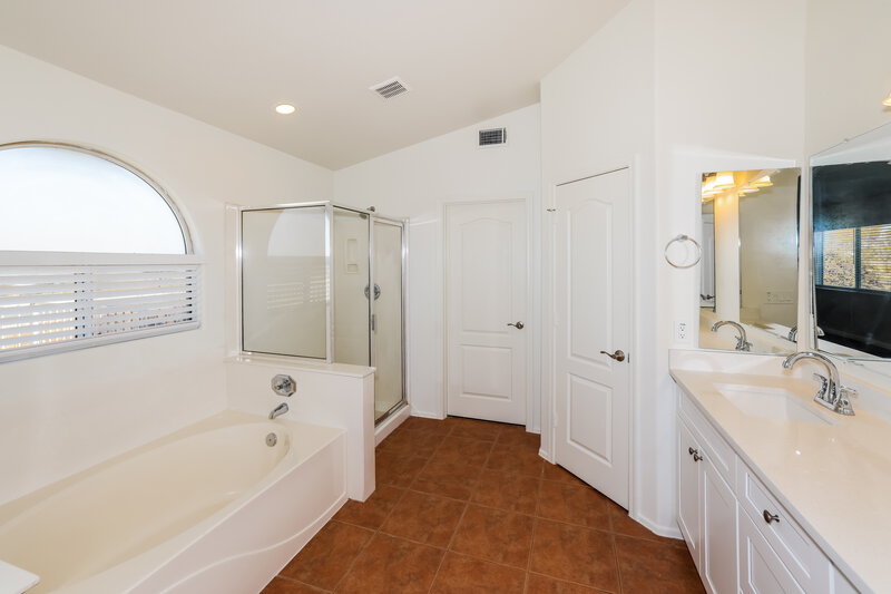 2,740/Mo, 12839 N 57th Ave Glendale, AZ 85304 Main Bathroom View