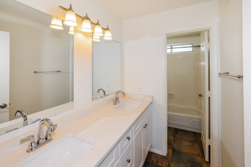 2,740/Mo, 12839 N 57th Ave Glendale, AZ 85304 Bathroom View