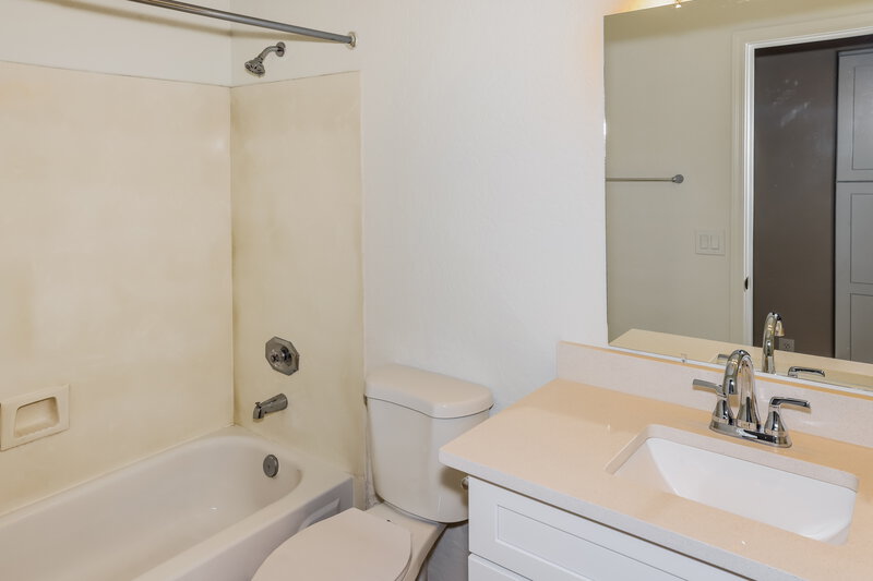 2,740/Mo, 12839 N 57th Ave Glendale, AZ 85304 Bathroom View 2