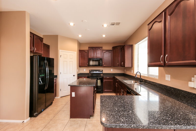 2,640/Mo, 6303 S 43rd Dr Laveen, AZ 85339 Kitchen View