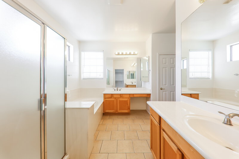 3,040/Mo, 6877 W Briles Rd Peoria, AZ 85383 Main Bathroom View