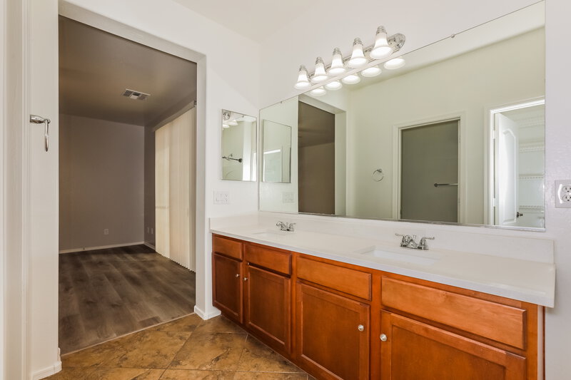 2,250/Mo, 4229 E Milky Way Gilbert, AZ 85295 Main Bathroom View