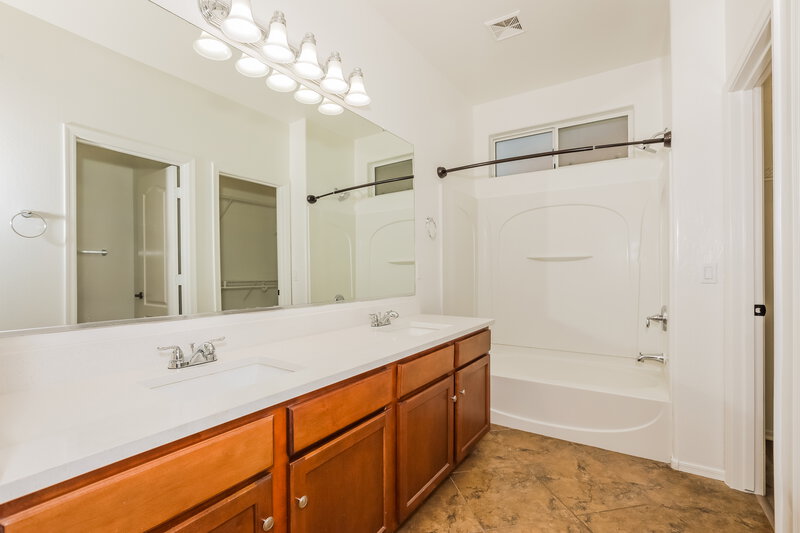 2,250/Mo, 4229 E Milky Way Gilbert, AZ 85295 Main Bathroom View 2