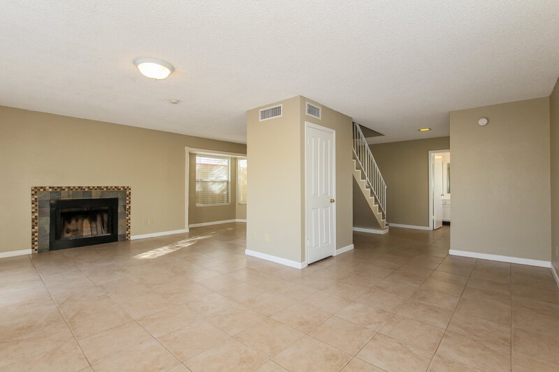 2,125/Mo, 19843 N 47th Dr Glendale, AZ 85308 Living Room View 2