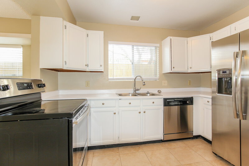 2,125/Mo, 19843 N 47th Dr Glendale, AZ 85308 Kitchen View