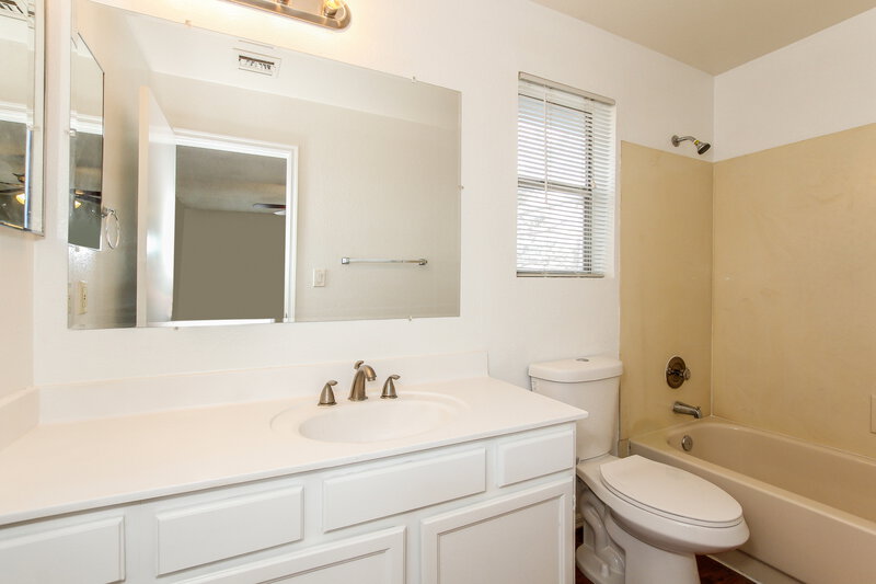 2,125/Mo, 19843 N 47th Dr Glendale, AZ 85308 Master Bathroom View