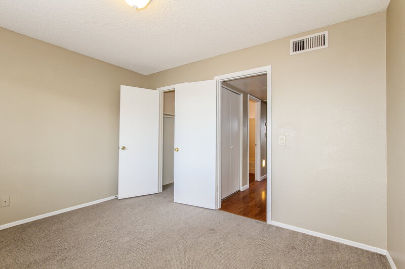 2,125/Mo, 19843 N 47th Dr Glendale, AZ 85308 Bedroom View